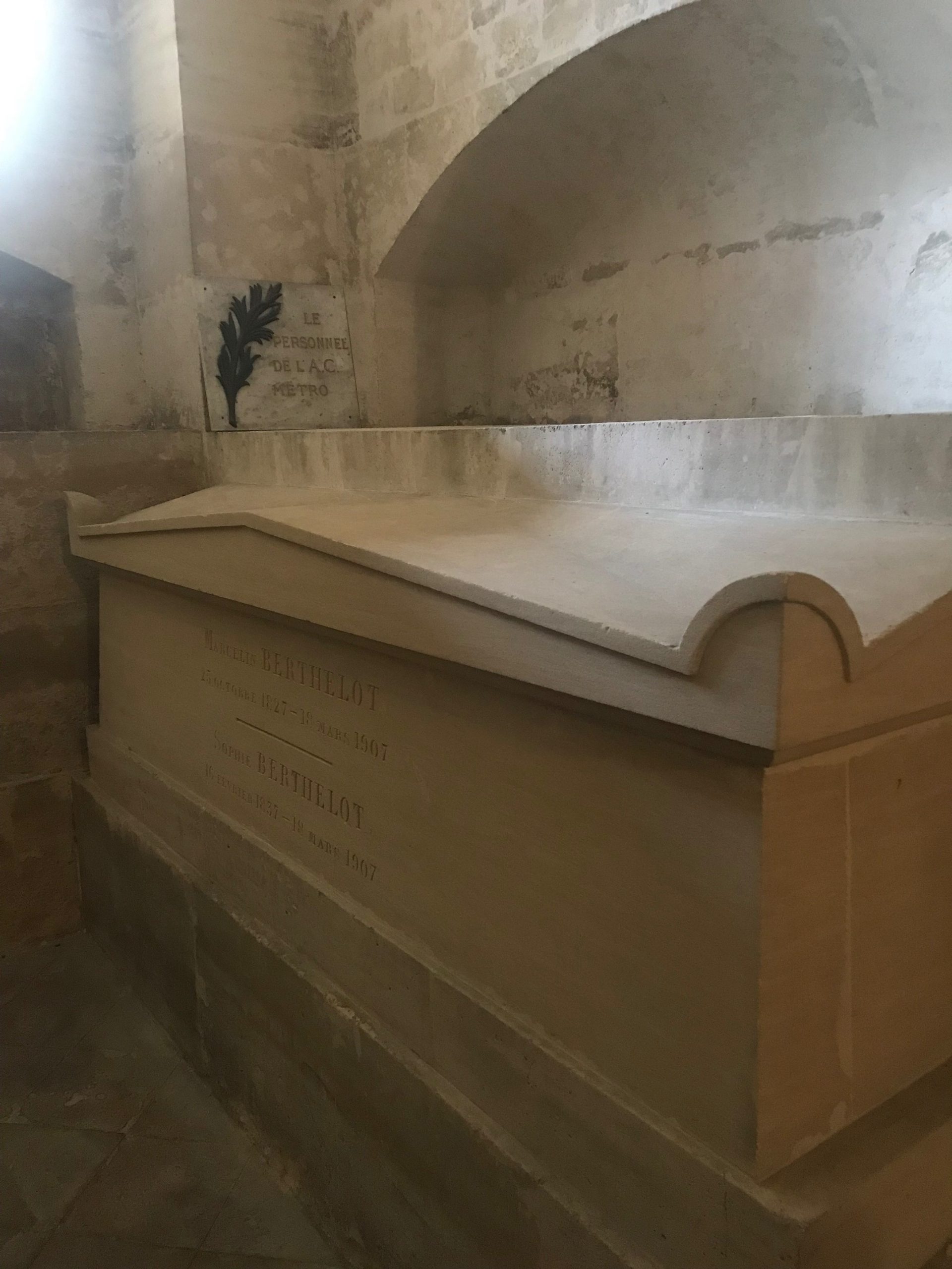 Marcelin Berthelot's tomb Paris 1.JPG